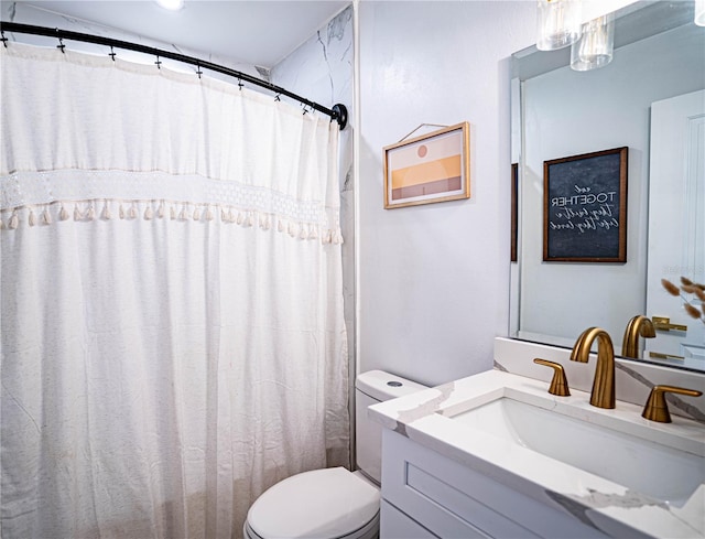 bathroom featuring a shower with shower curtain, vanity, and toilet