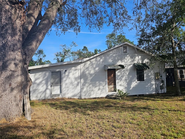 view of front of house featuring a front lawn