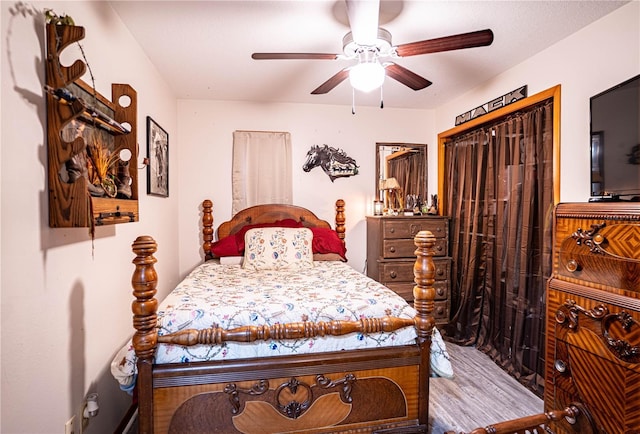 bedroom featuring ceiling fan and a closet