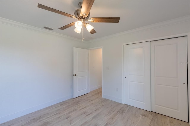 unfurnished bedroom featuring light hardwood / wood-style flooring, ceiling fan, and crown molding