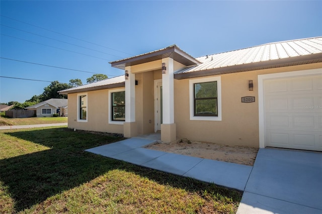 view of front facade featuring a front yard and a garage