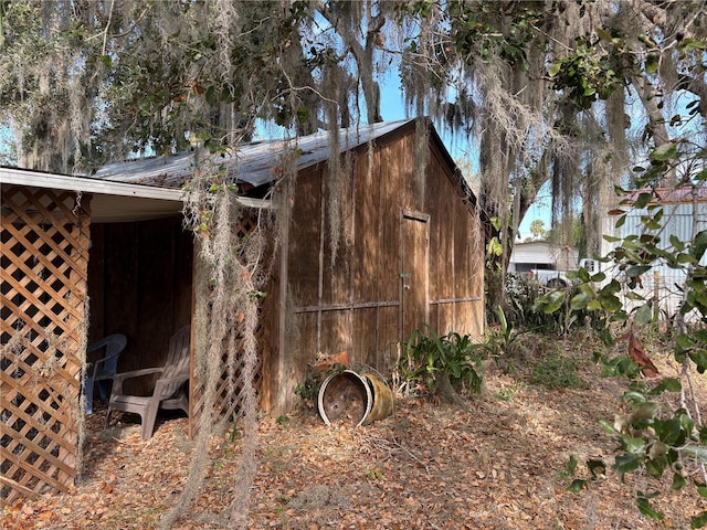 view of side of home featuring an outdoor structure