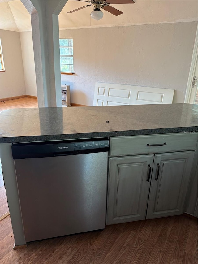 kitchen with ceiling fan, dark wood-type flooring, stainless steel dishwasher, kitchen peninsula, and gray cabinets