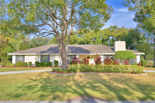 ranch-style house featuring a front yard