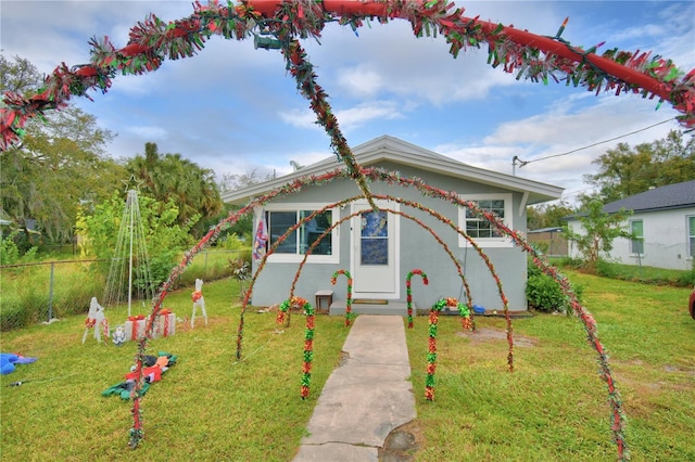 view of front of property featuring a front lawn