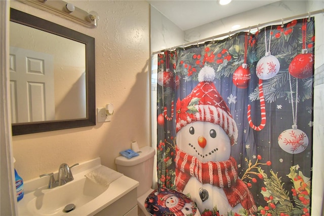 bathroom with a shower with curtain and vanity