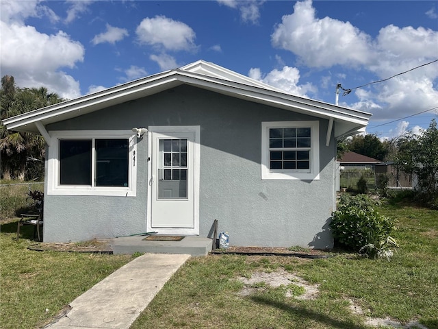 bungalow featuring a front lawn