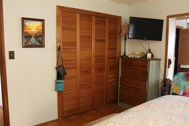 bedroom featuring a closet