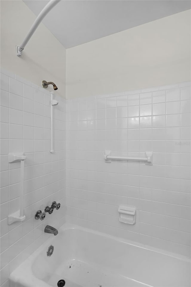 bathroom featuring tiled shower / bath