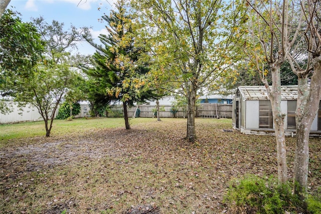 view of yard featuring an outbuilding