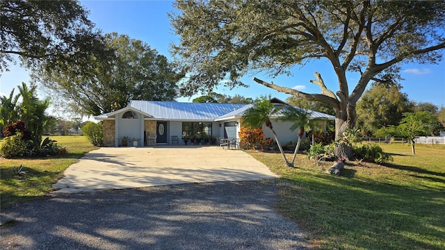 single story home featuring a front lawn