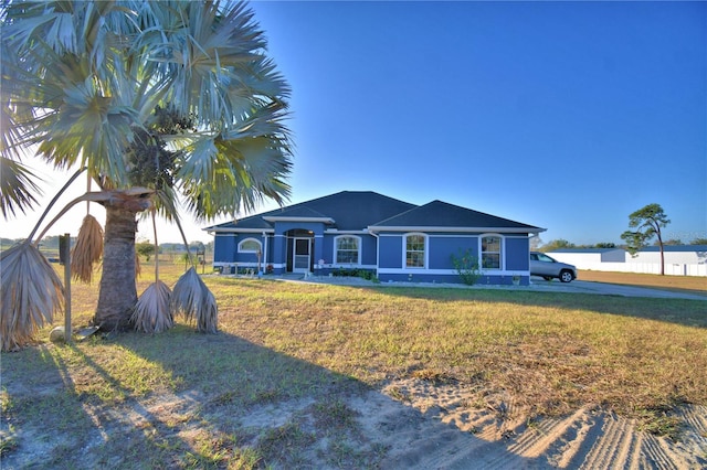 view of front of home featuring a front yard