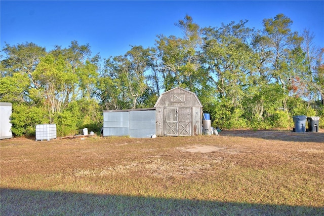 view of yard featuring a storage shed