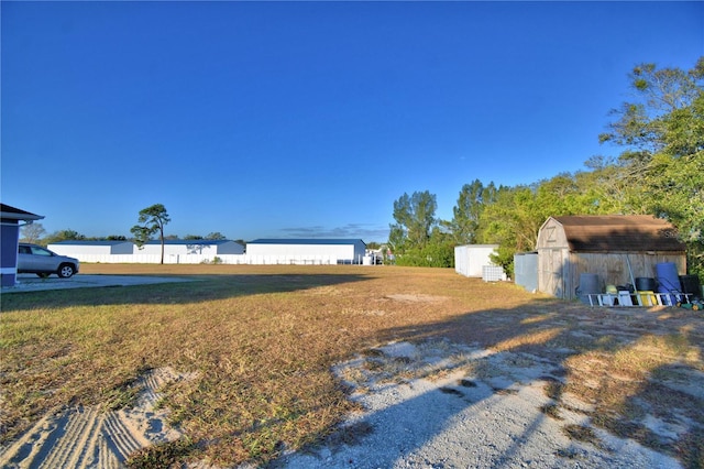 view of yard featuring a shed