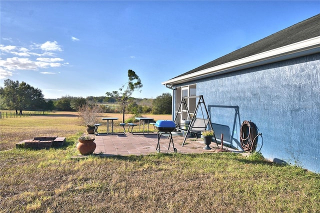 view of yard featuring a patio area