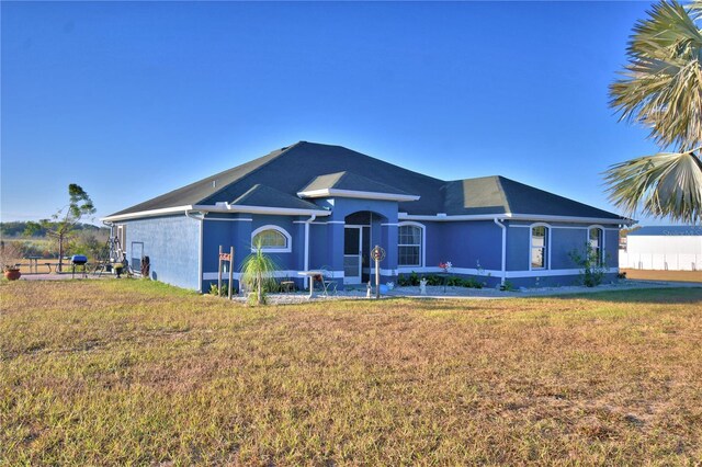 view of front of house featuring a front lawn