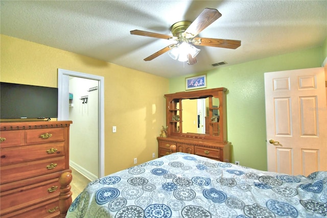 bedroom featuring ceiling fan and a textured ceiling