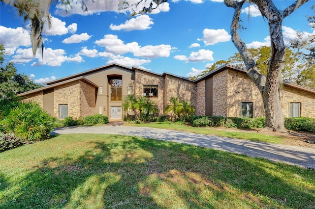 view of front of property featuring a front lawn