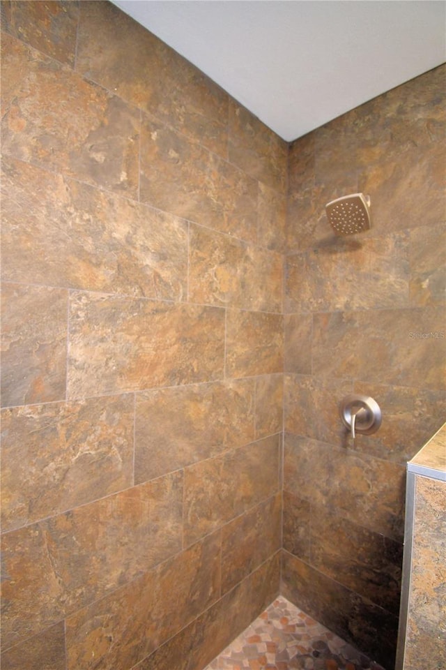 bathroom featuring tiled shower