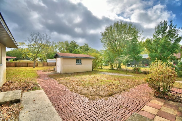 view of yard featuring a storage unit