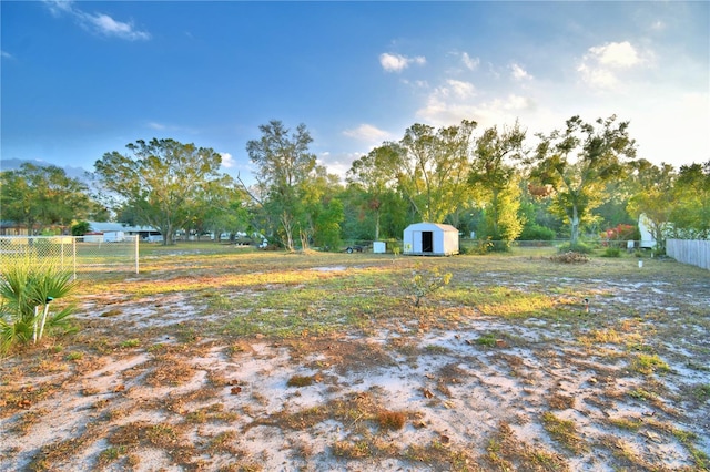 view of yard with a storage unit