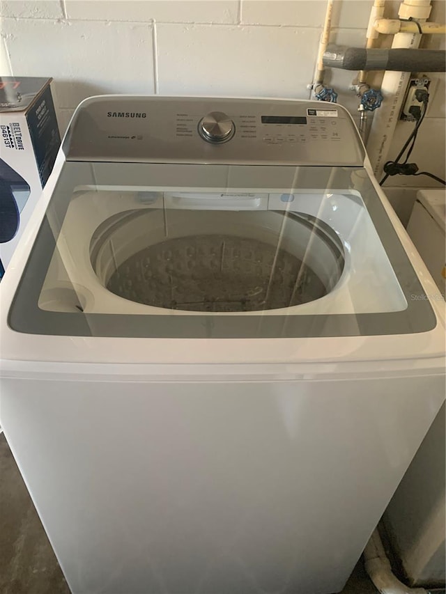 laundry area featuring washer / dryer