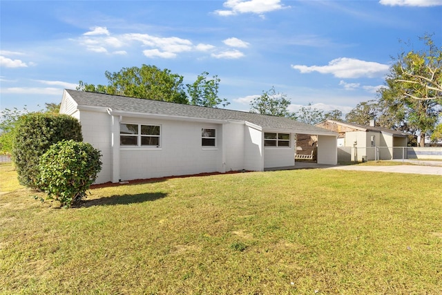 single story home featuring a front lawn