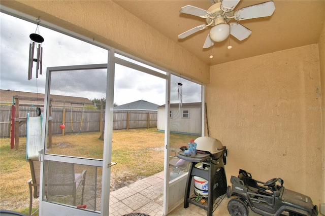 sunroom with ceiling fan