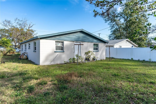 view of front of property with a front lawn