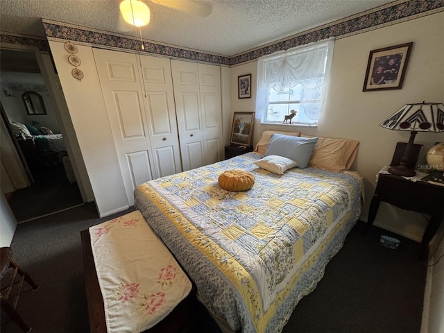 carpeted bedroom featuring ceiling fan, a textured ceiling, and a closet