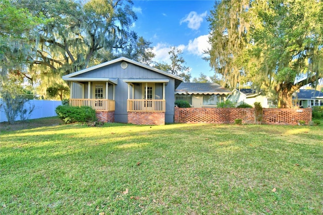 view of front of home featuring a porch and a front yard