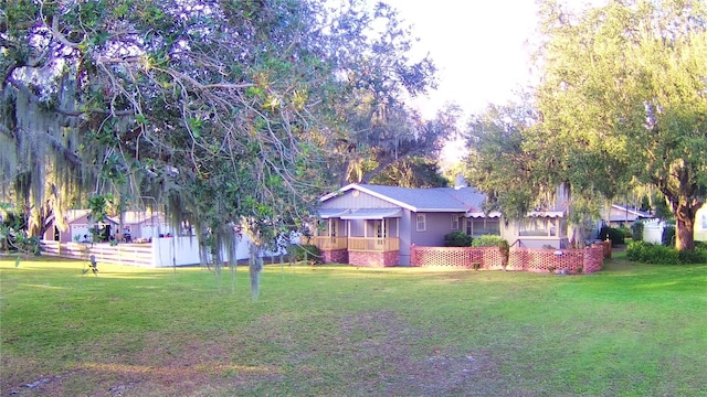 view of front facade featuring a front yard