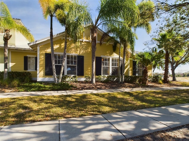 view of front facade with a front lawn