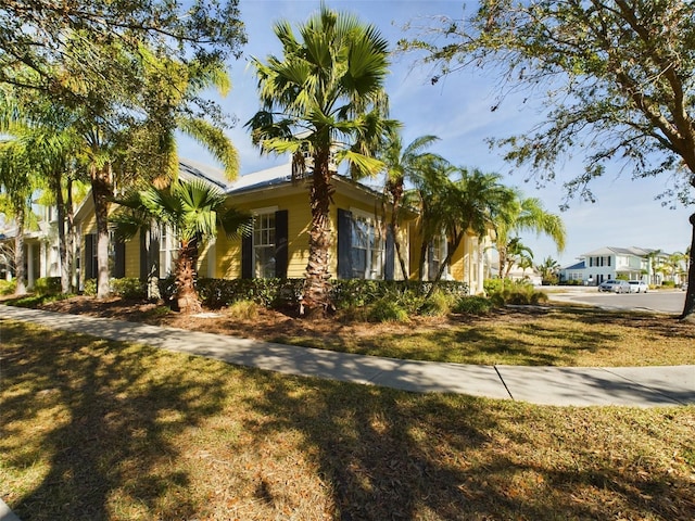 view of front of house featuring a front lawn