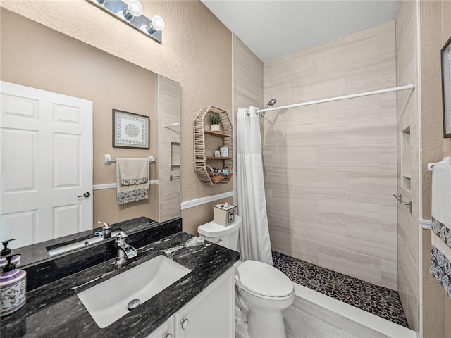 bathroom with a shower with curtain, vanity, and toilet