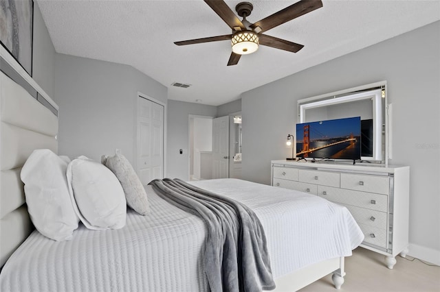 bedroom featuring ceiling fan, a textured ceiling, and a closet