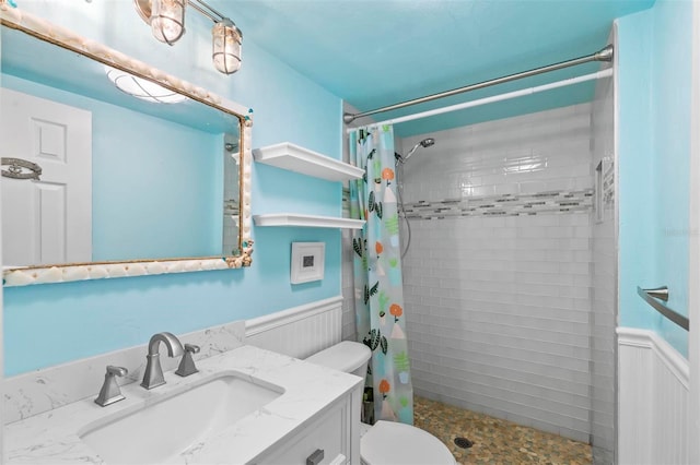 bathroom with a shower with curtain, vanity, and toilet