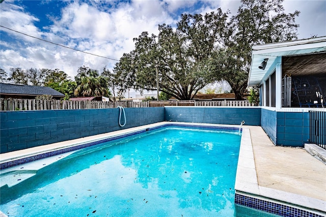 view of swimming pool