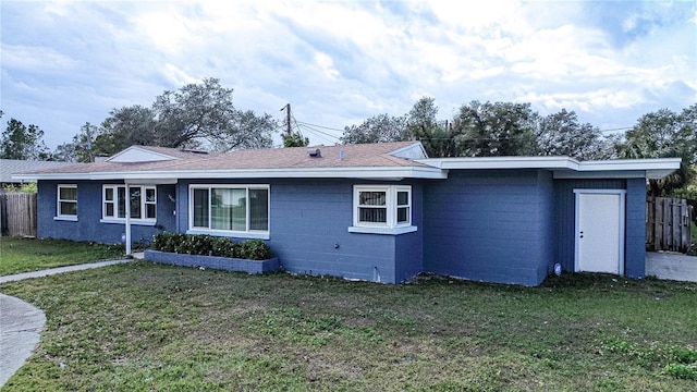 view of front facade with a front lawn