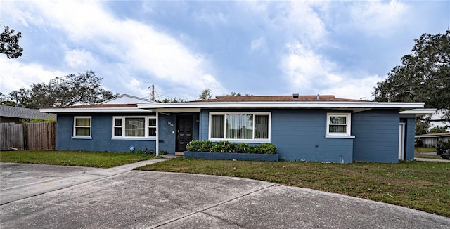 ranch-style house featuring a front yard