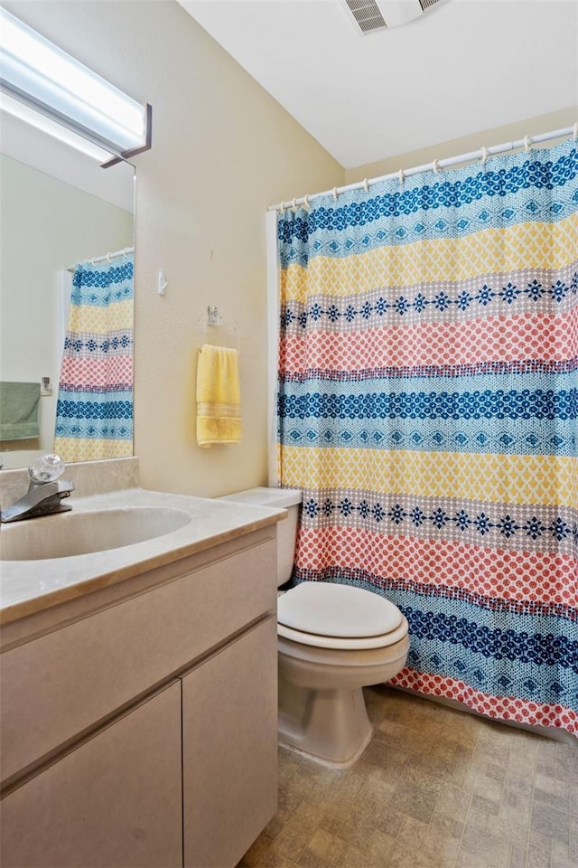 full bath featuring a shower with shower curtain, visible vents, toilet, and vanity