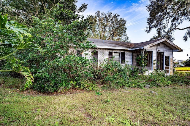 view of front of home featuring a front yard