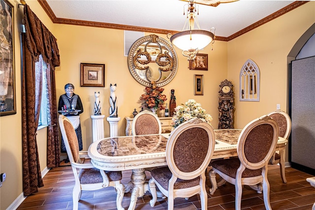 dining space featuring ornamental molding