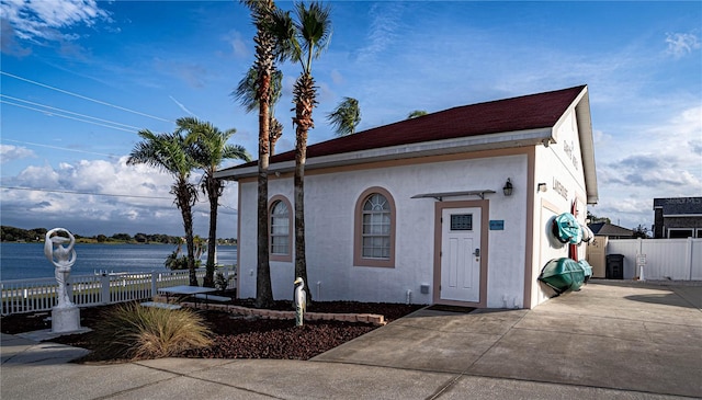 view of front of property featuring a water view