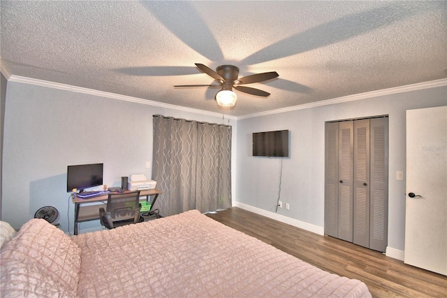 bedroom with crown molding, ceiling fan, a textured ceiling, wood-type flooring, and a closet