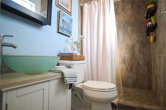 bathroom featuring a shower with curtain, vanity, and toilet