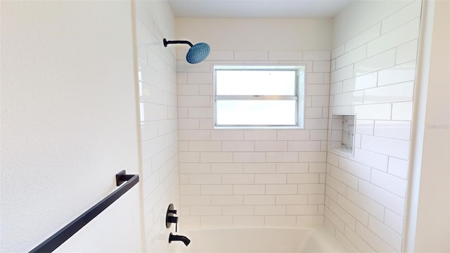 bathroom with tiled shower / bath