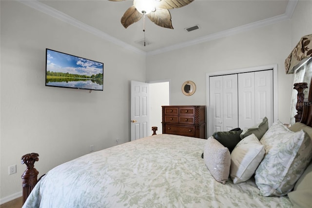 bedroom featuring ceiling fan, ornamental molding, and a closet