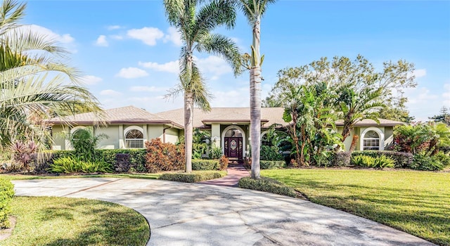 view of front of house featuring a front lawn