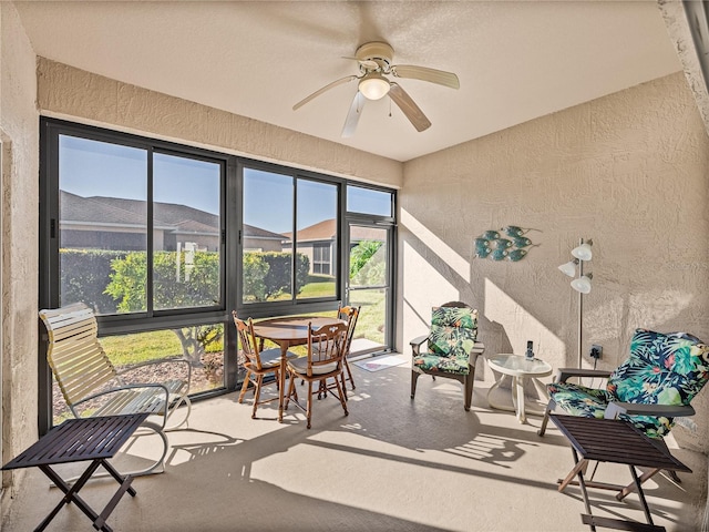 sunroom with ceiling fan